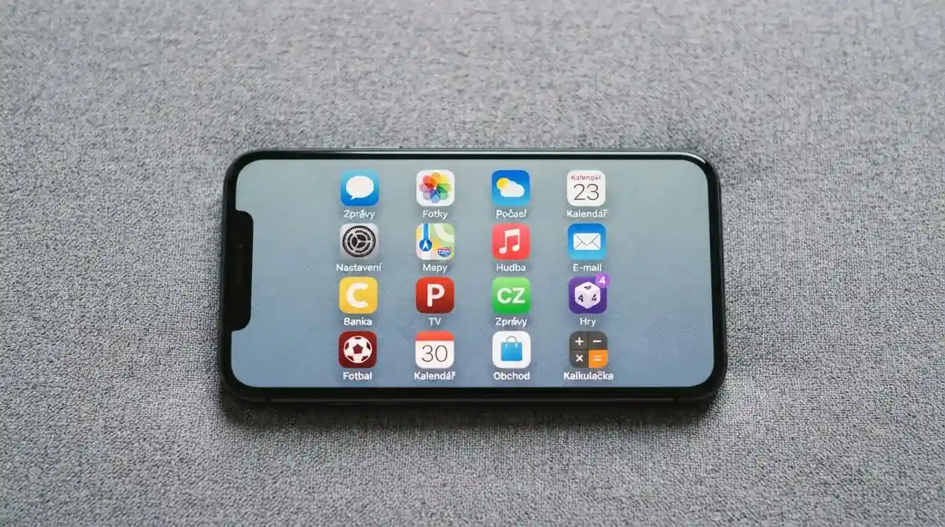 Displej telefonu zobrazující vedle sebe ikony aplikací několika českých mobilních casin